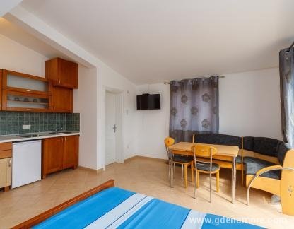 Aparthotel "ADO", , alloggi privati a Dobre Vode, Montenegro - Apartman #9
